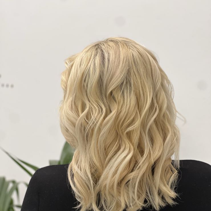 Blond valovi do ramen po oblikovanju