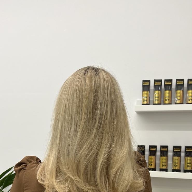 Blond lasje z volumnom po fen frizuri