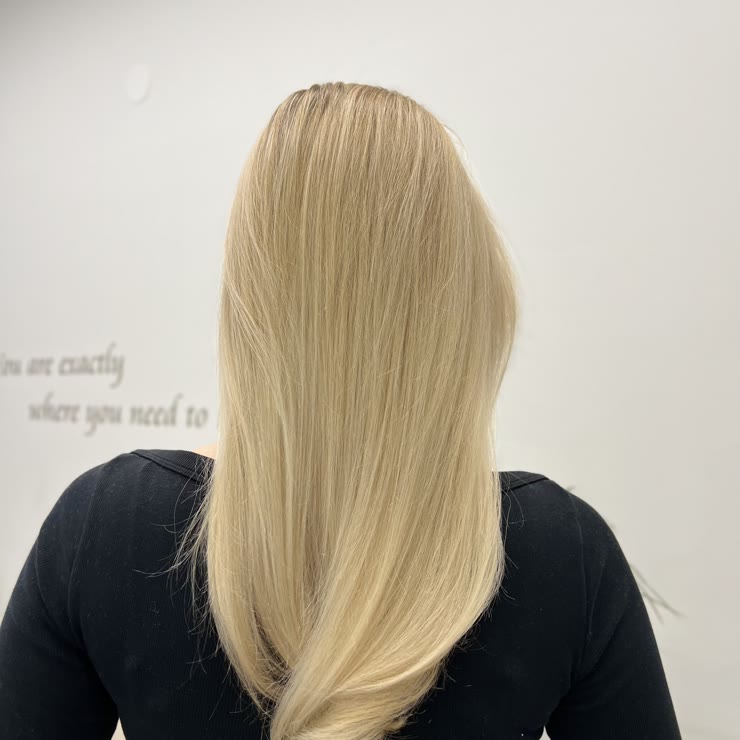 Dolgi blond lasje z volumnom po oblikovanju s fenom