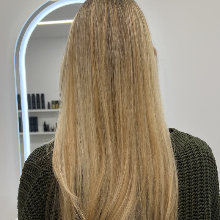 Sijoči negovani blond lasje po oblikovanju