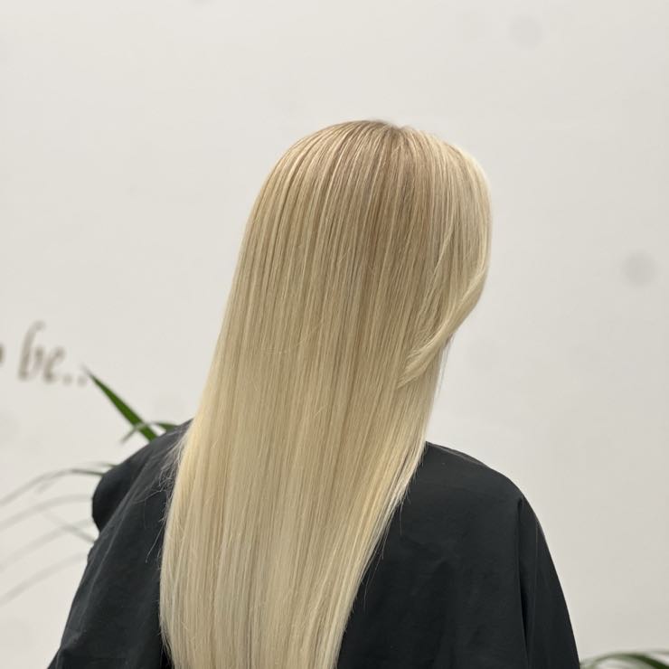 Blond prelivi na dolgih ravnih laseh