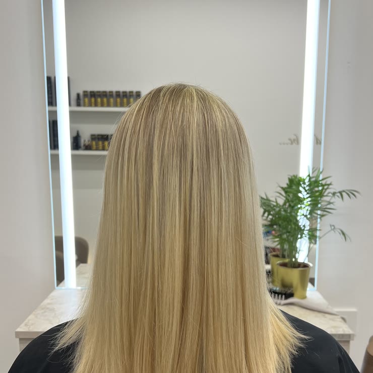 Blond prameni na ravno postriženih laseh do ramen