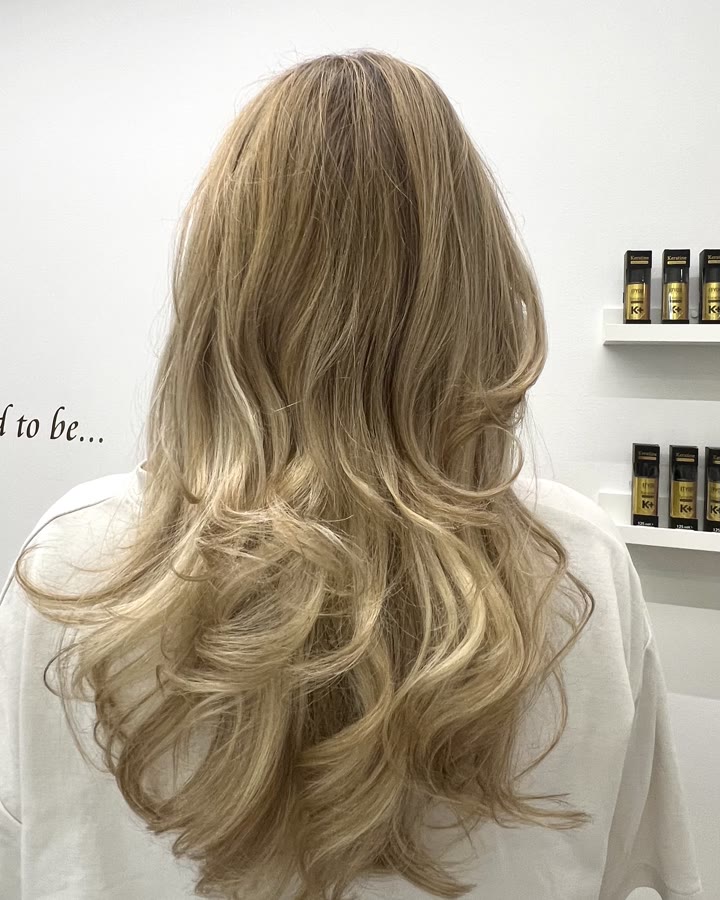 Svetel blond balayage z mehkimi valovi po storitvi